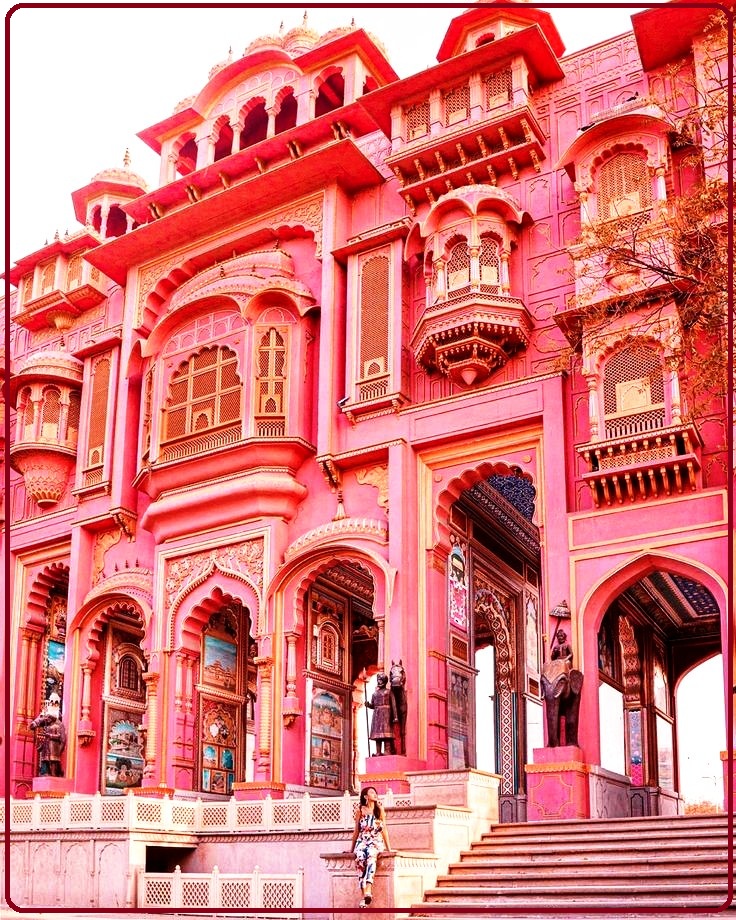 जयपुर राजस्थान की राजधानी है और पर्यटकों द्वारा इसे "गुलाबी शहर" के रूप में भी जाना जाता है। और यात्रियों। शहर अनगिनत ऐतिहासिक स्मारकों और संरक्षित इमारतों से भरा हुआ है