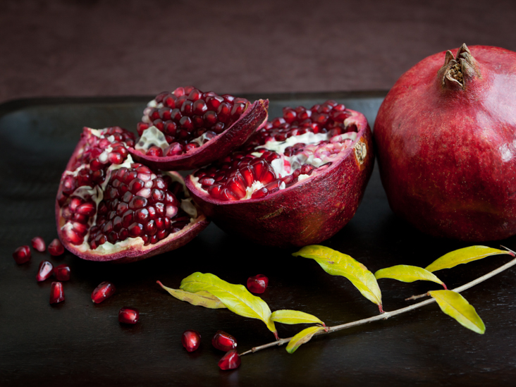 Pomegranate - फलों के नाम हिंदी और इंग्लिश में