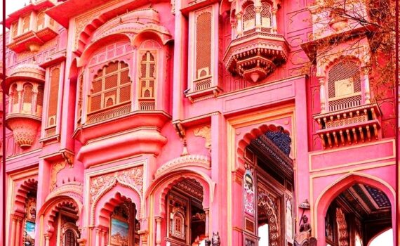 जयपुर राजस्थान की राजधानी है और पर्यटकों द्वारा इसे "गुलाबी शहर" के रूप में भी जाना जाता है। और यात्रियों। शहर अनगिनत ऐतिहासिक स्मारकों और संरक्षित इमारतों से भरा हुआ है